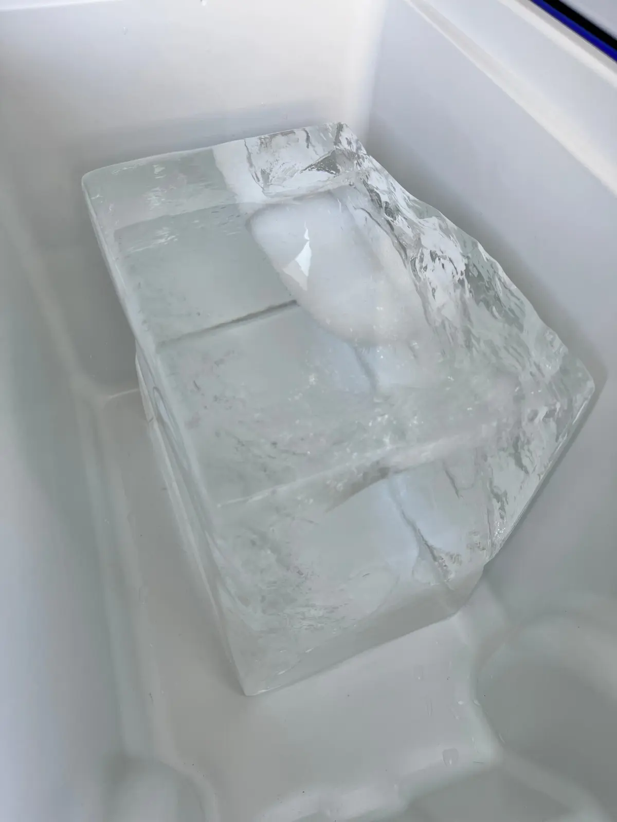 黒部の名水角氷。約11キログラム。透明！関西まで少々解けますが、大丈夫でした☆