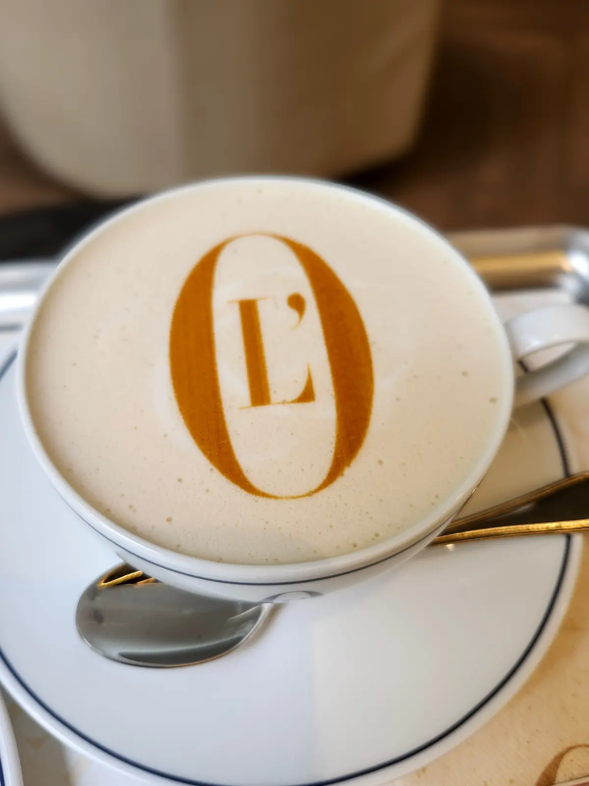 表参道カフェ、ロシフェルコーヒー、モカケーキ、ラテアート、40代ファッション、ネイビースタイル、L'OFFICIEL COFFEE