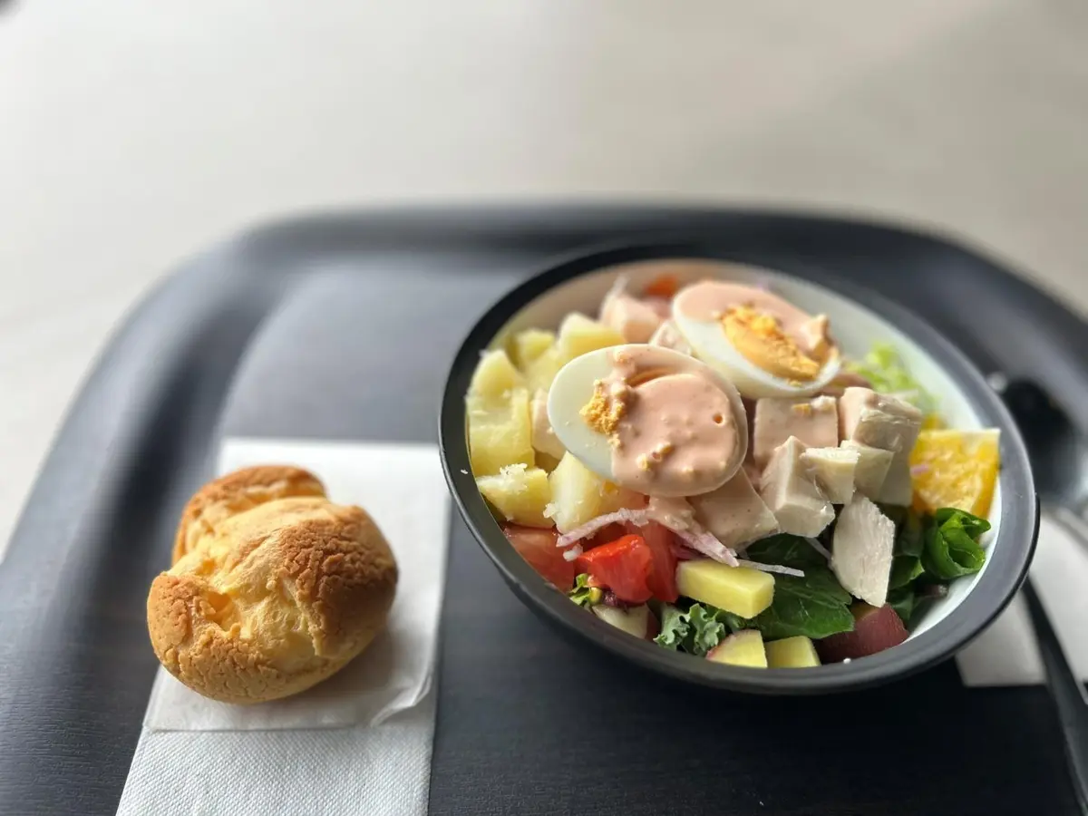 OurAge×Webエクラ　コブサラダを食べ、デザートとして洋菓子