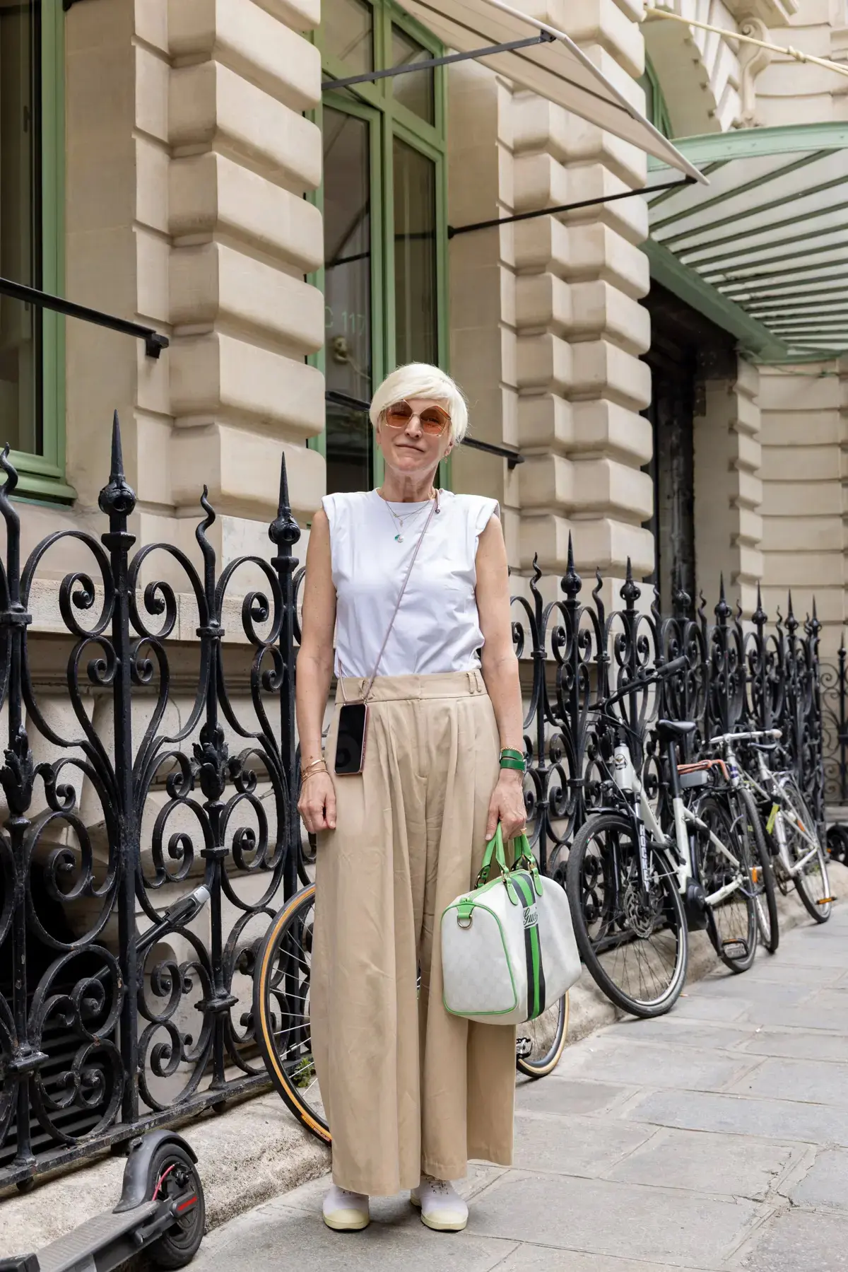 50代は「端正なパンツ」でかっこよく決める！【パリ・ミラノマダムのおしゃれSNAP 2025夏vol.5】