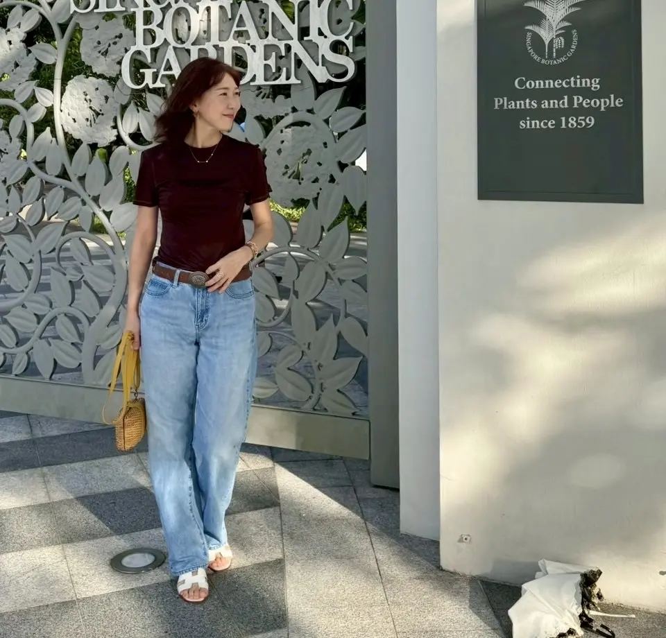 ブラウンTシャツ　デニムコーデ