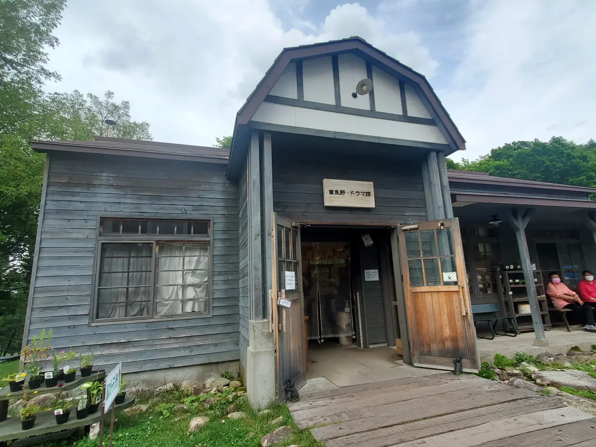ドラマに関する物がたくさん飾られているドラマ館。