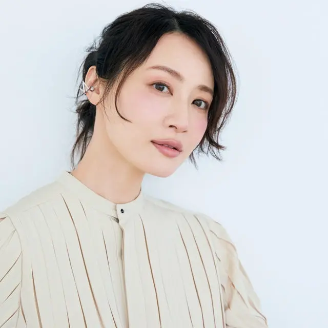 重くたるんでいた頰がふわり。抜け感とともにほんのり華やかな顔に