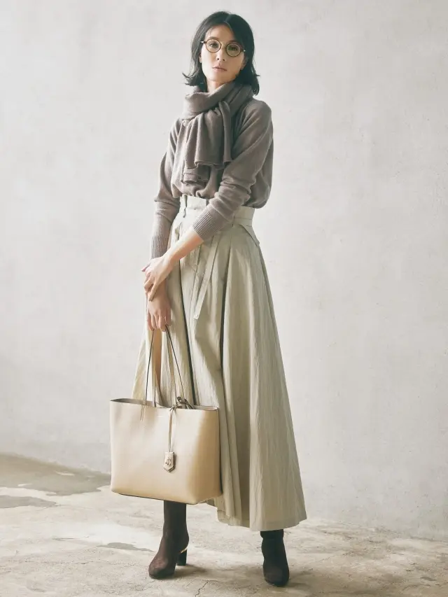 上半身はコンパクトに、下半身はボリュームでメリハリのある装いに