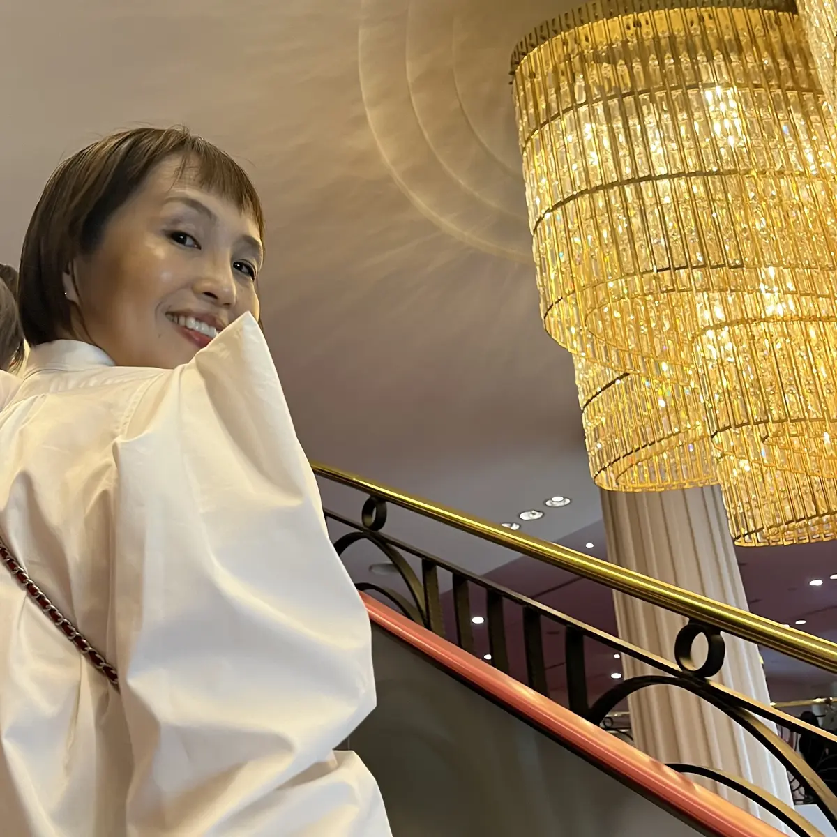 観劇コーデ　白ブラウス　宝塚劇場　宝塚シャンデリア　ガイズアンドドールズ　宝塚月組