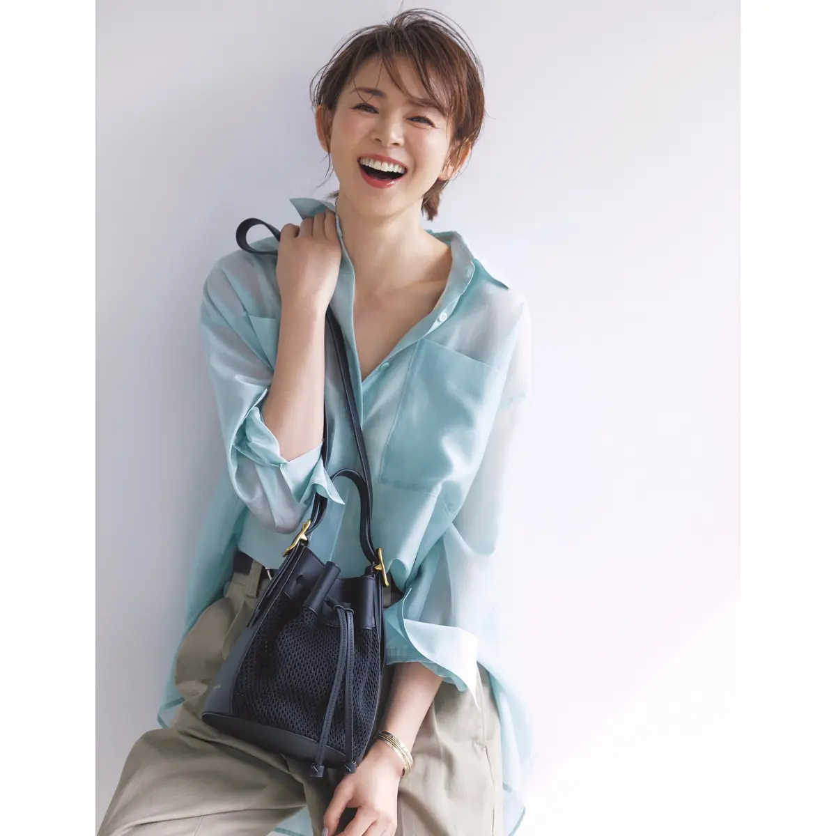 ライトブルーシアーシャツとベージュパンツのコーデ　モデル・SHIHO