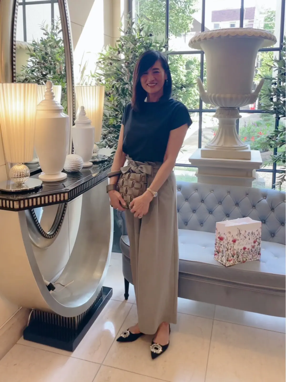 オトナ可愛いライトグレーパンツでDiorの画像_5