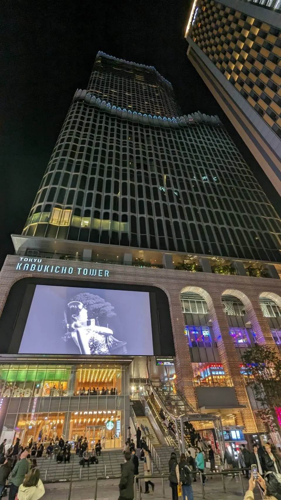 冬のホワイトコーデで東急歌舞伎町タワー《の画像_1