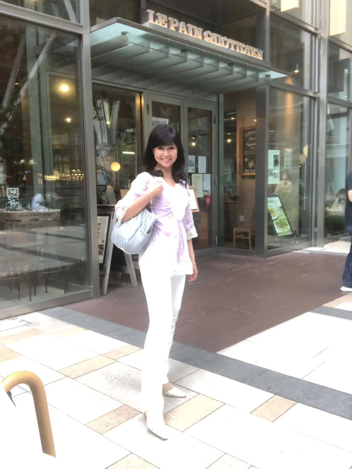 パンツコーデ。白パンツ。白パンプス。レーストップス。薄紫ブラウス。紫ブラウス。ピンクブラウス。紫トップス。白レース。五分袖。半袖ブラウス。半袖トップス。レースブラウス。シルバーバッグ。かごバッグ。布バッグ。編み込みバッグ。ミッドタウン。東京ミッドタウン。六本木。