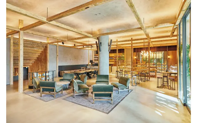 ロビーにはベーカリーカフェを併設