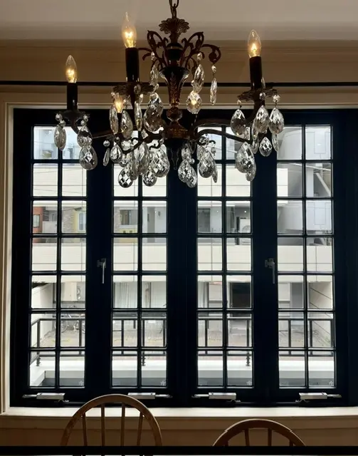 シャンデリアと窓