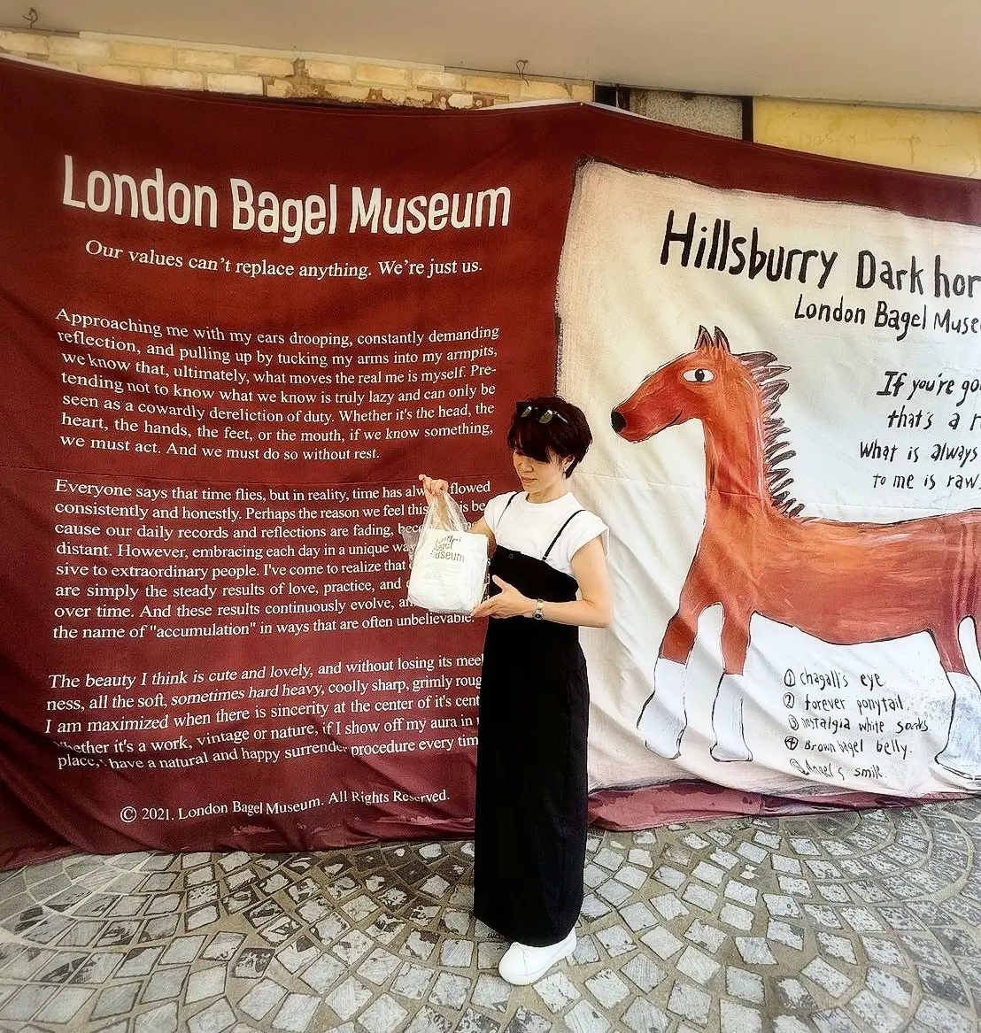 キャミワンピ:UNIVERSAL OVERALL  Tシャツ:ノンブランド(ソウルで購入) スニーカー:fitfit