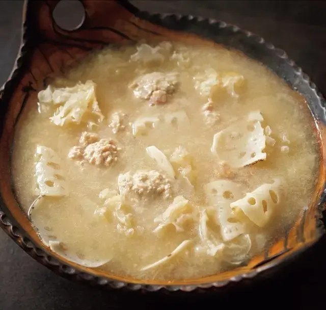 寒い日も体の芯から温まる　鶏とれんこんのとろ鍋
