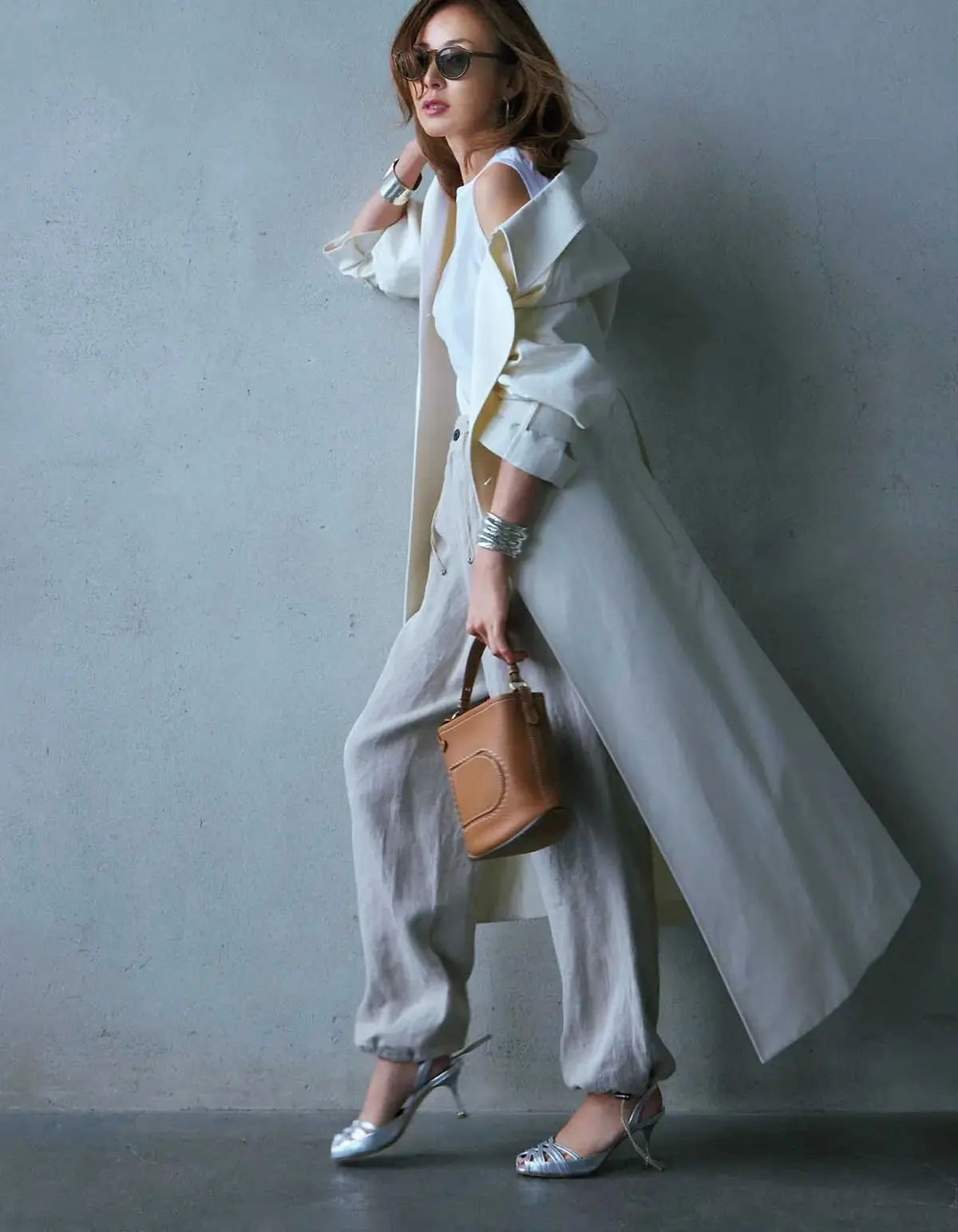 すそ絞りパンツは淡色グラデーションでリュクスな余裕たっぷりに装う