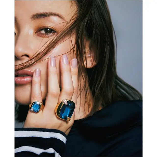 ボーダーの手もとに、型破りなほど大きなリングを