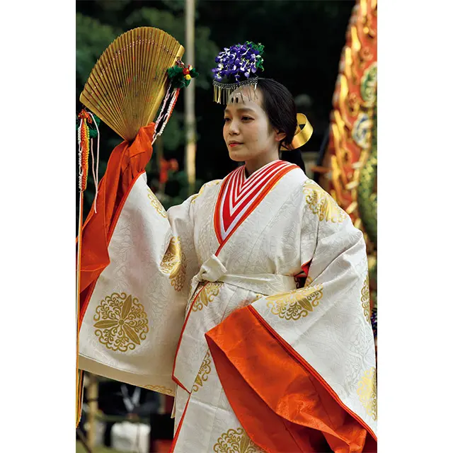 巫女の簪やお守りなど随所に藤 のモチーフが！ 