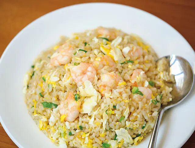 ファンの多いチャーハンは白米か糙米（ツァオミー・玄米）からを選べる。ぷちぷちとした歯応えがおいしい台梗9号米を使用。エビと卵のチャーハン「蝦仁蛋炒飯（シャーレンダンチャオファン）」（糙米）NTD270