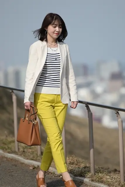 イエローのパンツにキャメルのバッグ＆靴を合わせてコーディネート