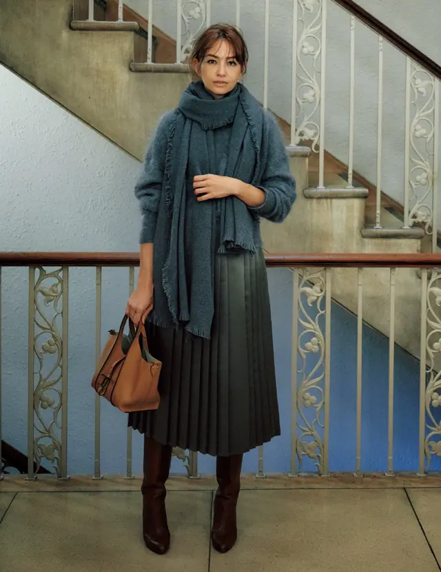 クールさが引き立つ光沢感とランダムプリーツ