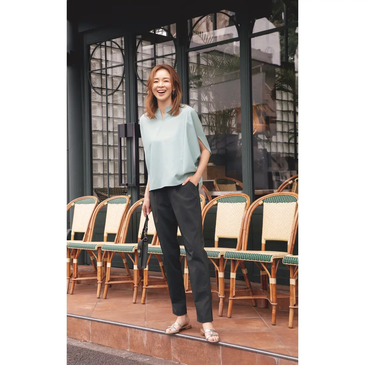 ペールブルーブラウスに黒スリムパンツを合わせたコーディネート　モデル・SHIHO
