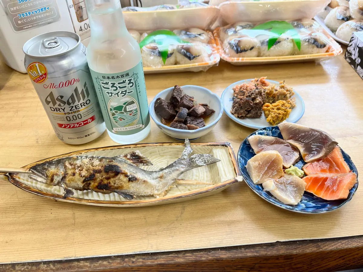 ごろごろサイダーと鮎の塩焼き、小皿料理（サービス）川魚などのお刺身、マグロの角煮、亀清のおつまみ（魚の身、骨を圧力鍋でべで調理し、ホロホロと美味しい味付けに）