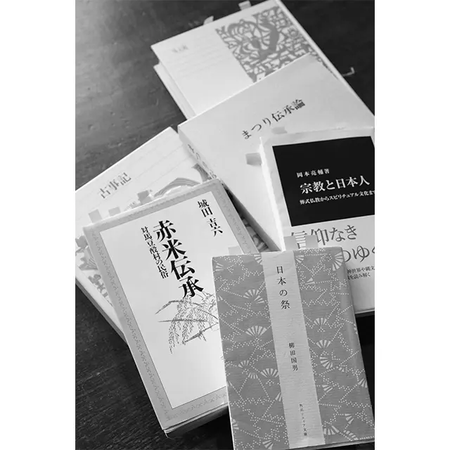 「神道を学ぶには、古事記と風土 記は必読書！ 何度も読み返して います」という相川さん。