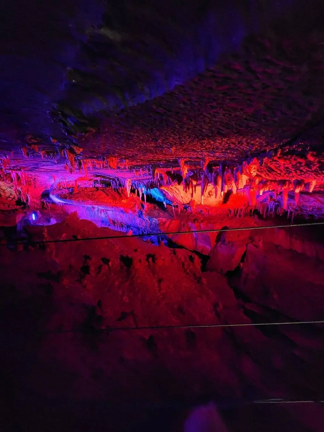 天井から水がポタポタと。静か。何万年もの時を流れを感じます。