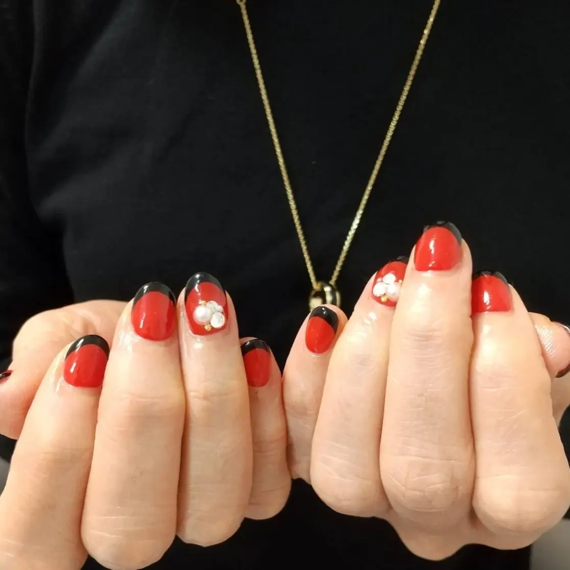 赤いネイル  黒いフレンチネイル