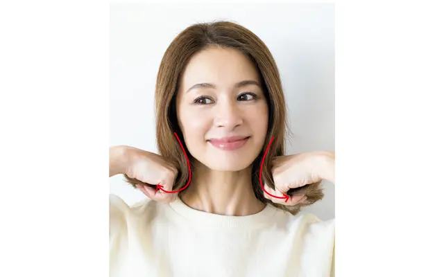 中間から手ぐしを入れ、根元をつぶしながら首に添わせるように下方向へすべらせる