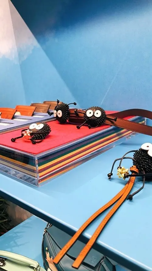 ロエベと千と千尋の神隠しのコラボの画像_5