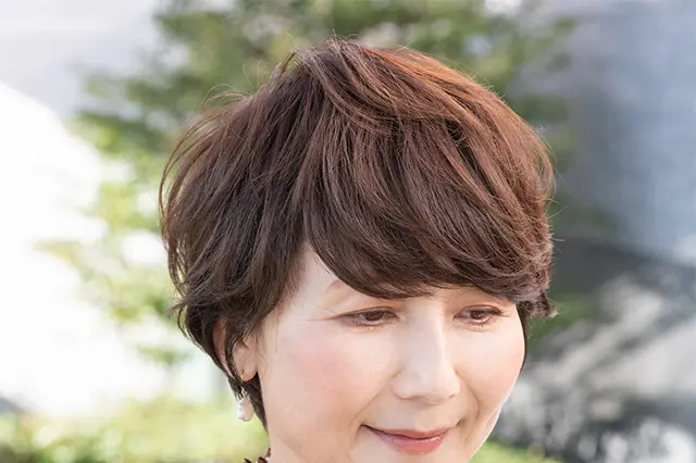 ボリュームがいちばん欲しい頭頂部に立体感が生まれるよう、ゆるい質感のパーマを。