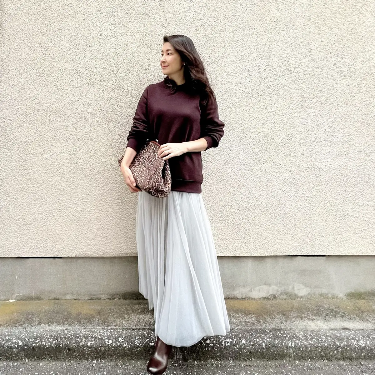 ブラウンのスウェットシャツ、グレーのチュールスカート、ブラウンのブーツ、レオパード柄バッグ