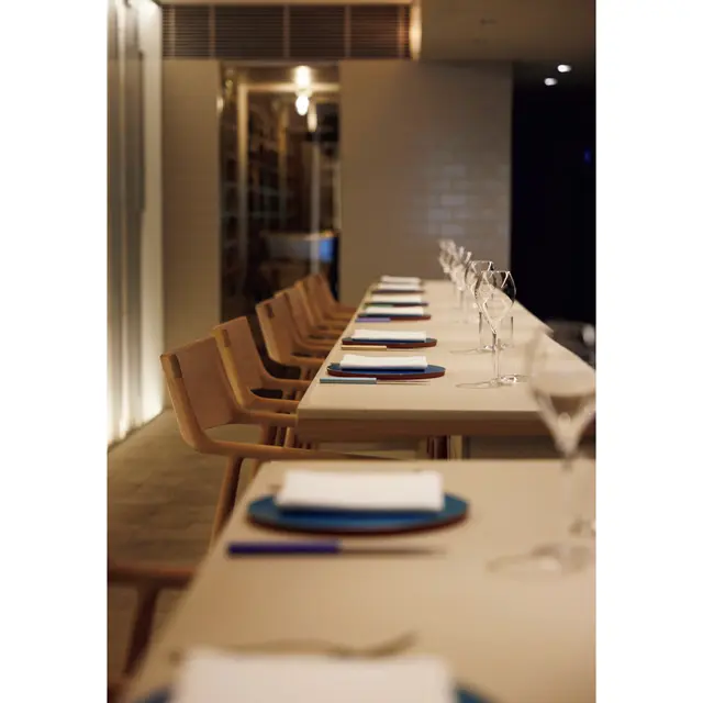 シックなカウンターにセンスのよい器やカトラリーが