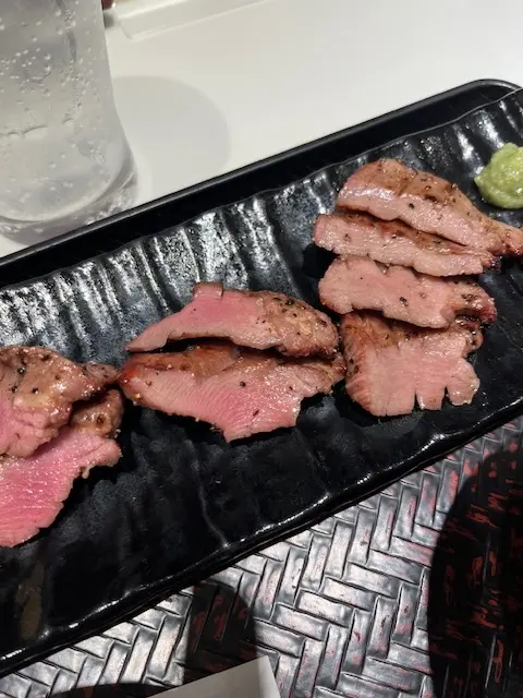 左からタン先、タン中、タン元。