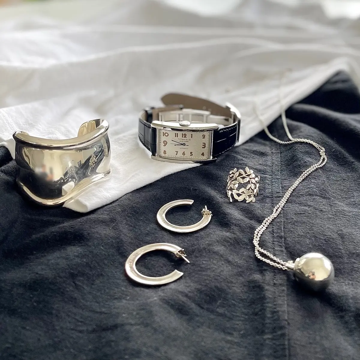 シルバージュエリーが映えるブラックコーデの画像_2