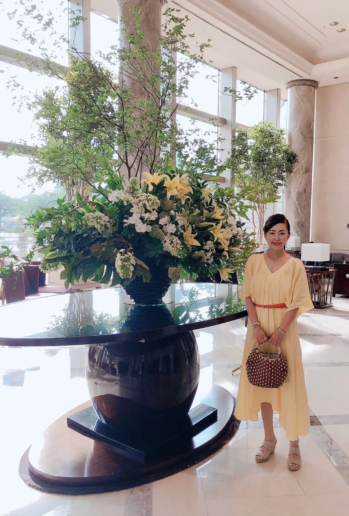 爽やかイエローワンピを着て記念日をお祝いの画像_1