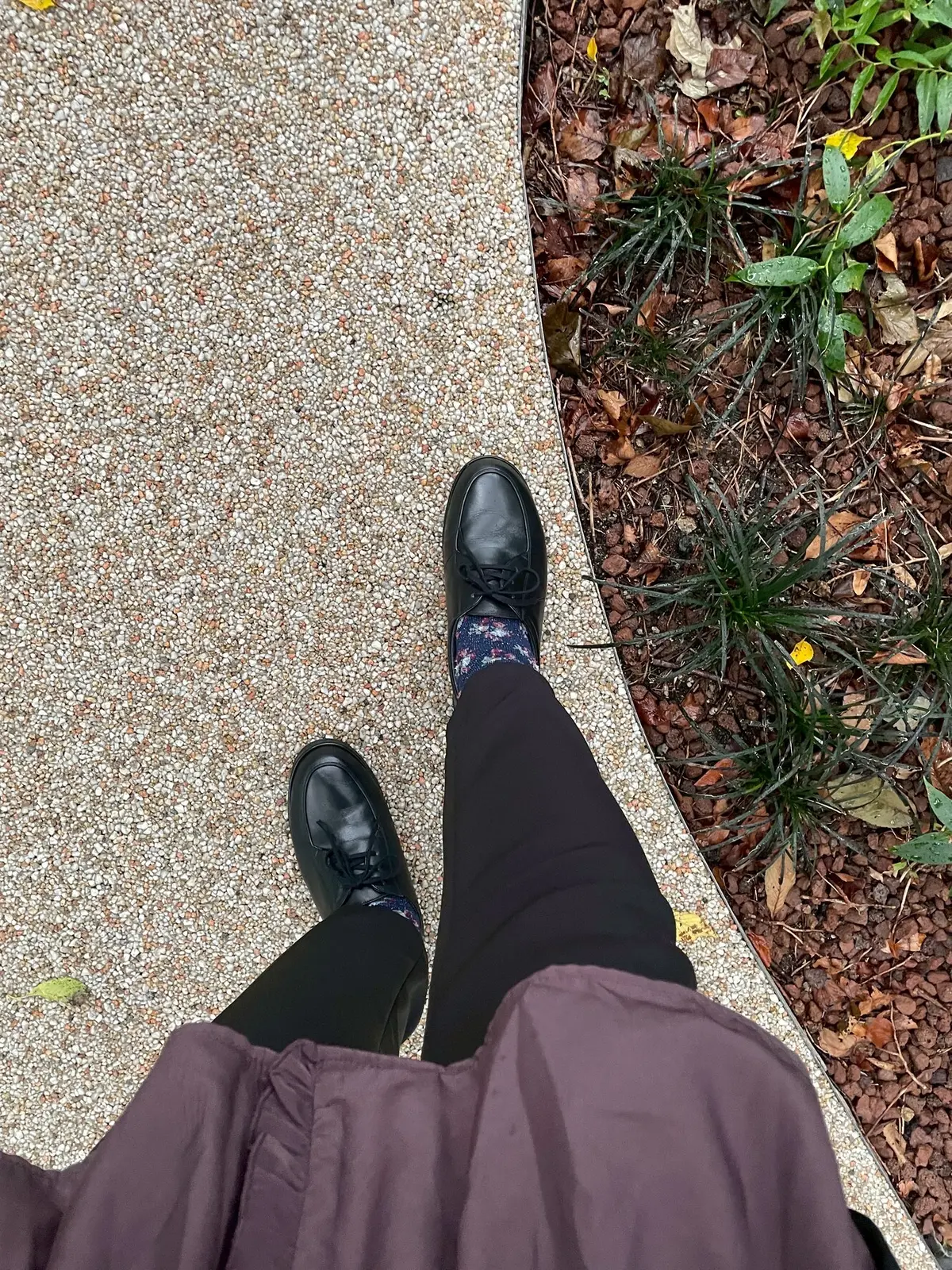 アシックスペダラの黒い革靴