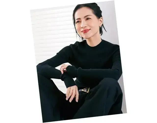 “上質な肌にパウダーをまとっただけ？ と錯覚させるシースルーマットの絶妙抜け感”