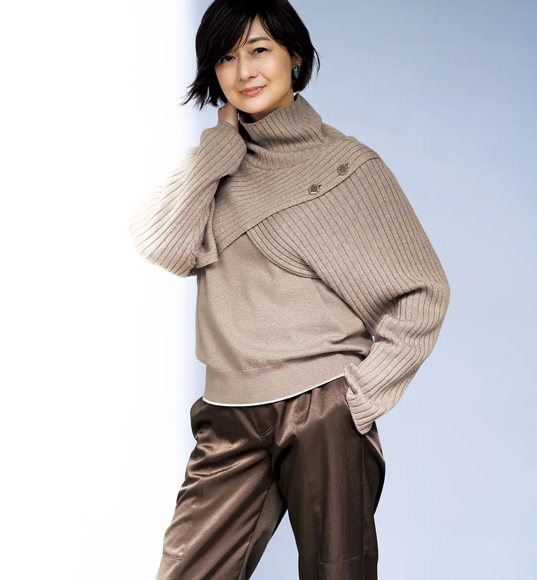 ベーシックなプルオーバーを個性的に変えるタートルケープをプラス