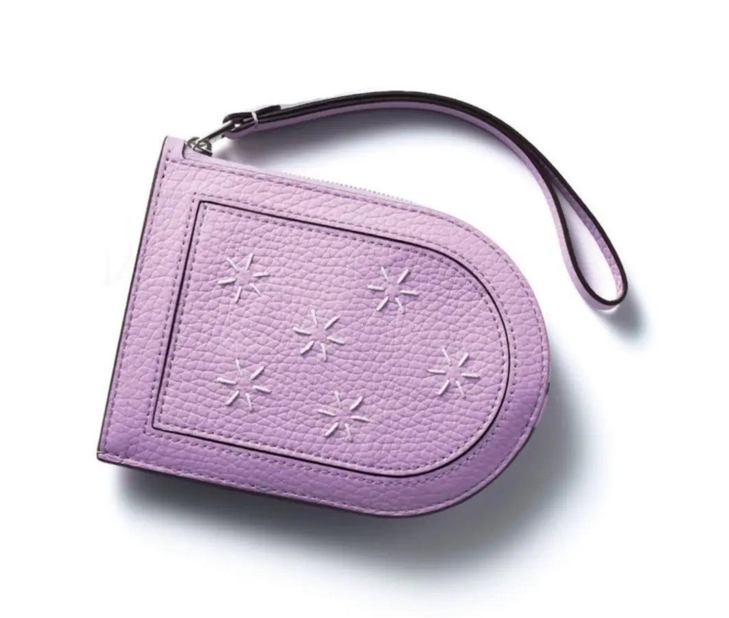 手にするたびに心ときめく、ロマンチックなカラーとひと技ありのステッチ。ゆとりある大きさのポケットはマルチな 使い方ができ、今どきのライフスタイルに呼応する。カード挿し6、ポケット1。ウォレット（10×13.5×1）￥123,200／デルヴォー