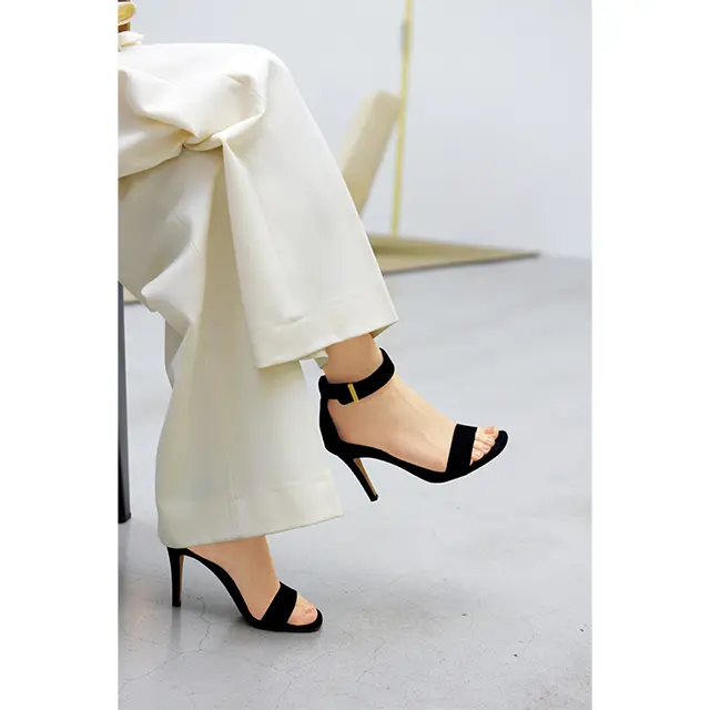 上半身の肌見せが多いぶん、ネイルはナチュラルなベージュに。