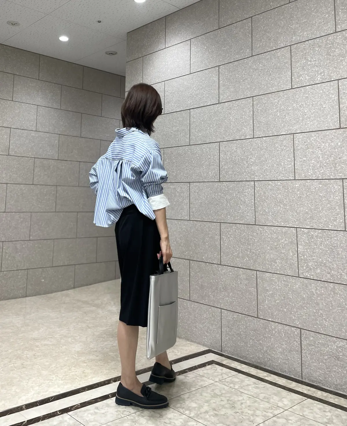 ショート丈の新ブルーシャツで大人コーデの画像_3