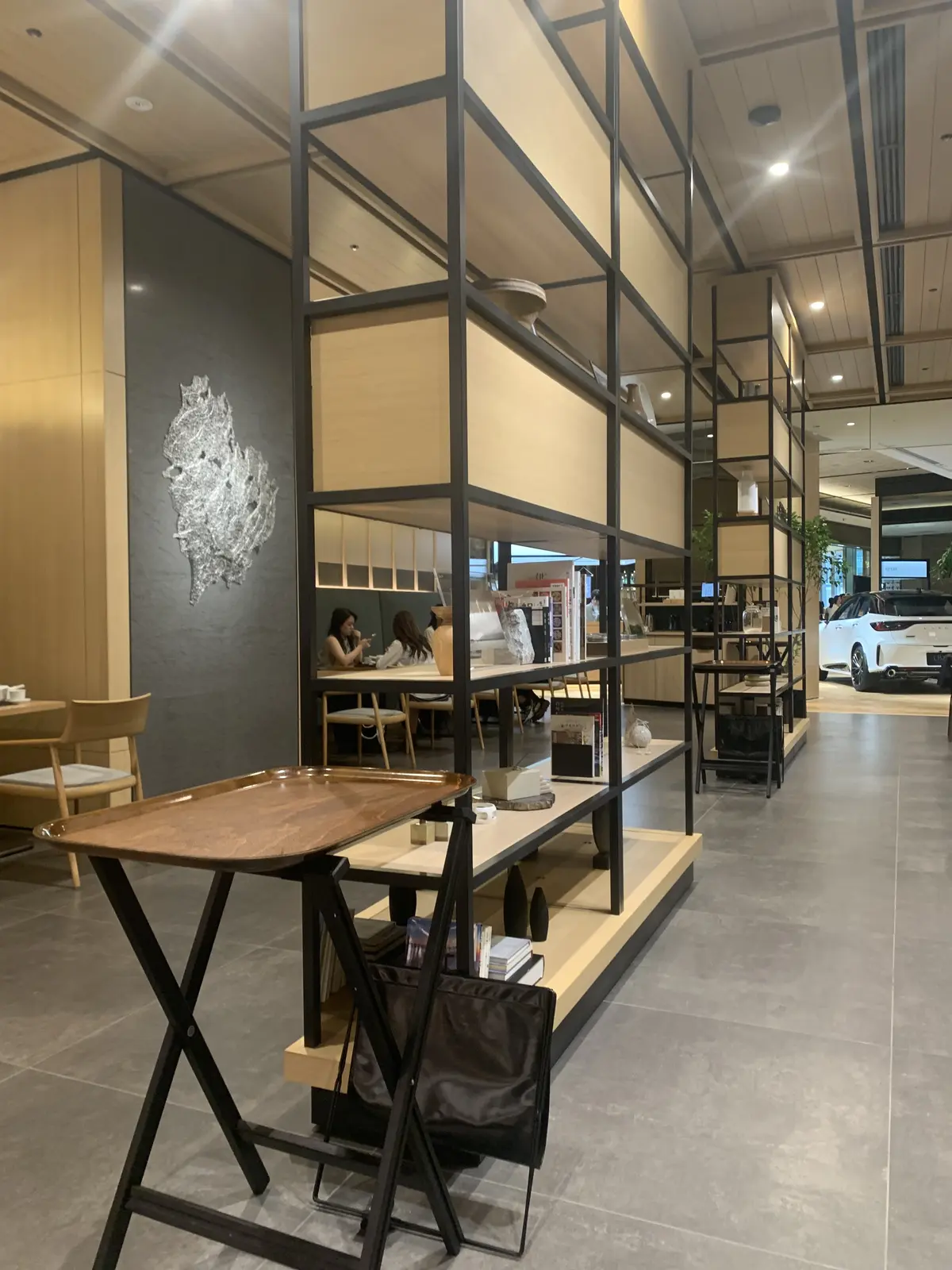 東京ミッドタウン日比谷レクサスカフェの内観　広々とした開放的な空間
