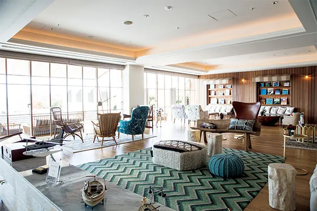 ヴィンテージ家具でそろえた、海のリゾート気分 を味わえるラウンジ。