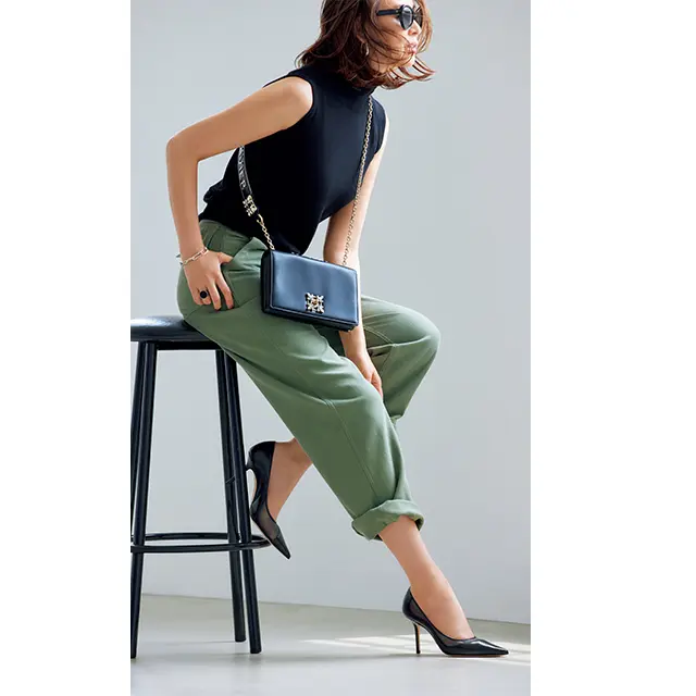 ツヤっぽい足もととミリタリー パンツの対比が新しい魅力