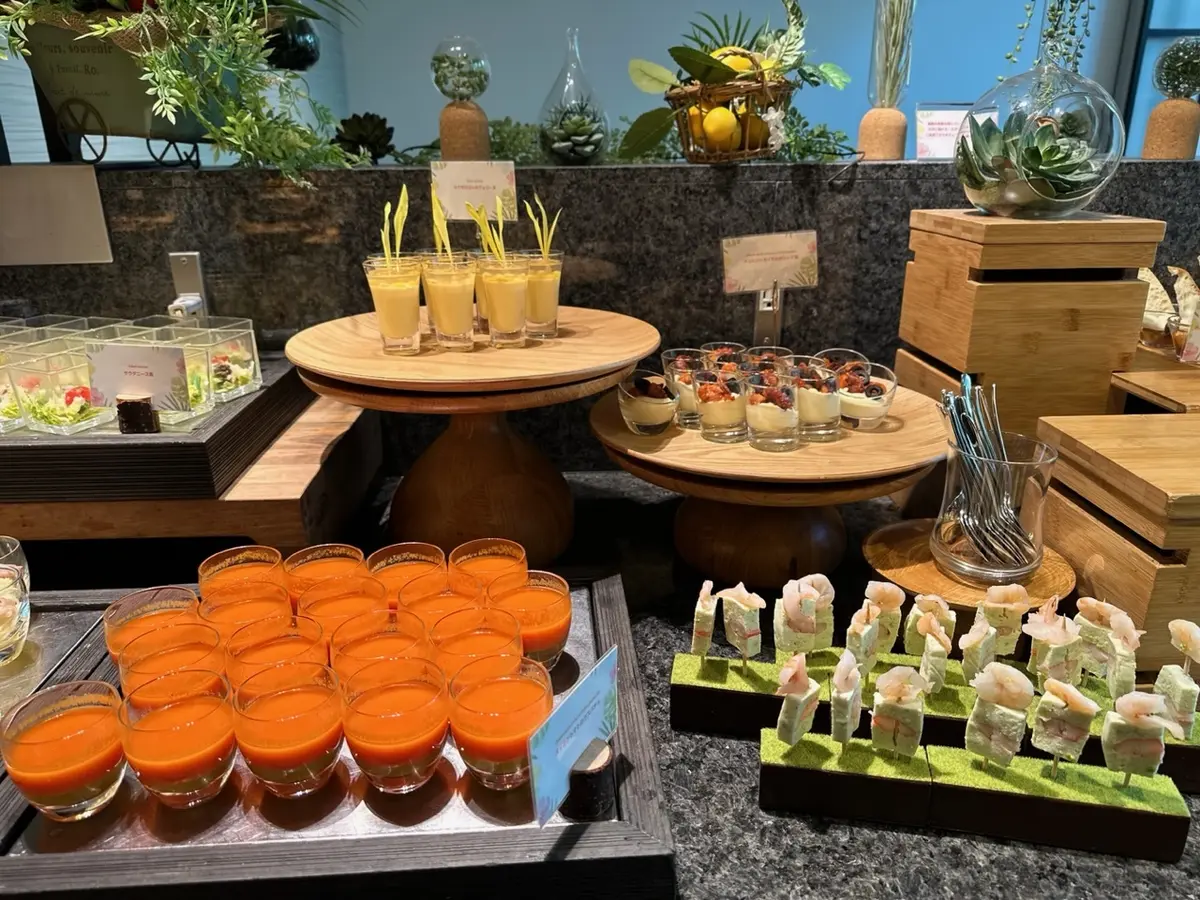 夏のブラックコーデでトロピカルなホテルブの画像_8