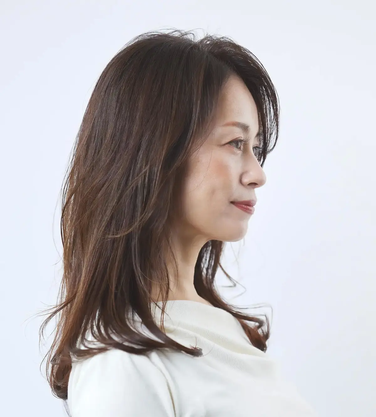 “縦”を意識したセミロングでトップのボリューム不足を解決！【50代髪型・ヘアスタイル】