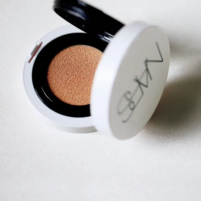 NARS ライトリフレクティング セラムクッションファンデーション