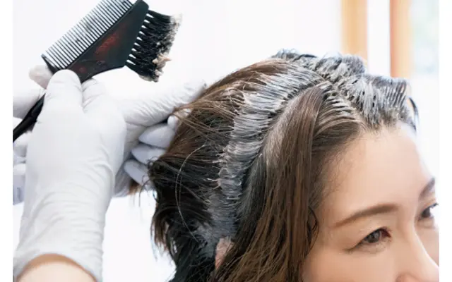 根元3cmは、抗酸化作用のあるカラー剤のアッシュベージュでリタッチ