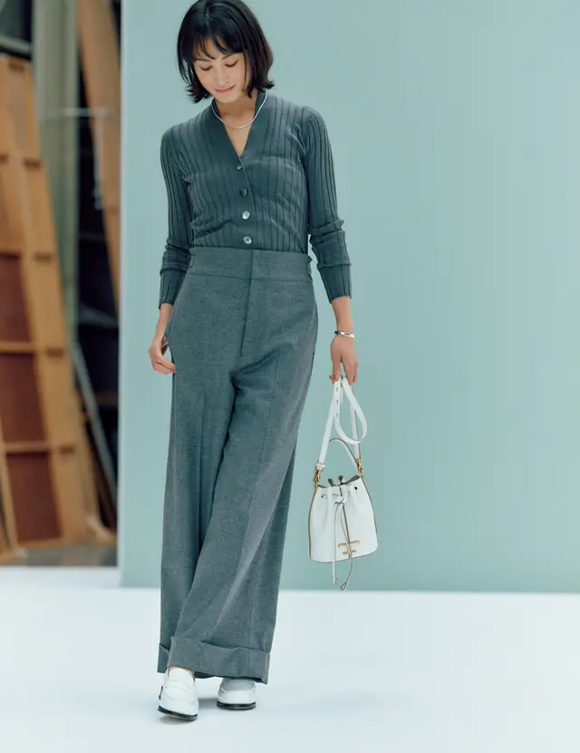 パンツにゆとりをもたせることで逆に華奢な女らしさがきわだつ黒田エイミ